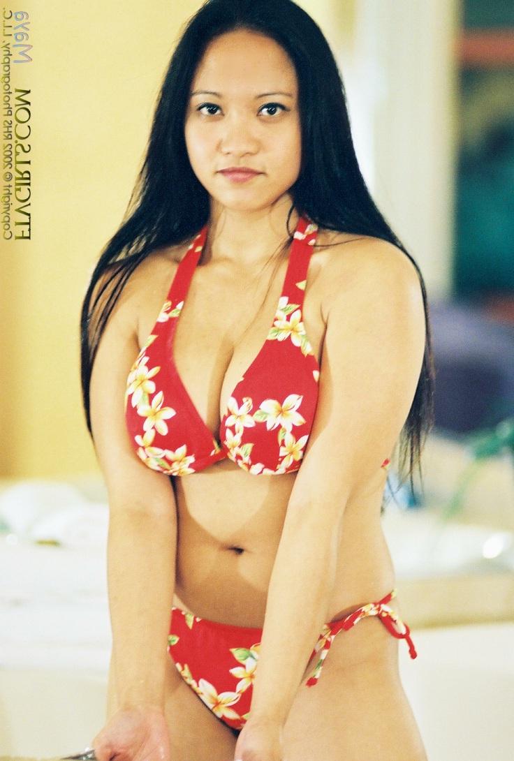 20P Das sexy Amateur-Babe Maya zieht ihr Bikinioberteil aus und spielt mit ihren Brüsten