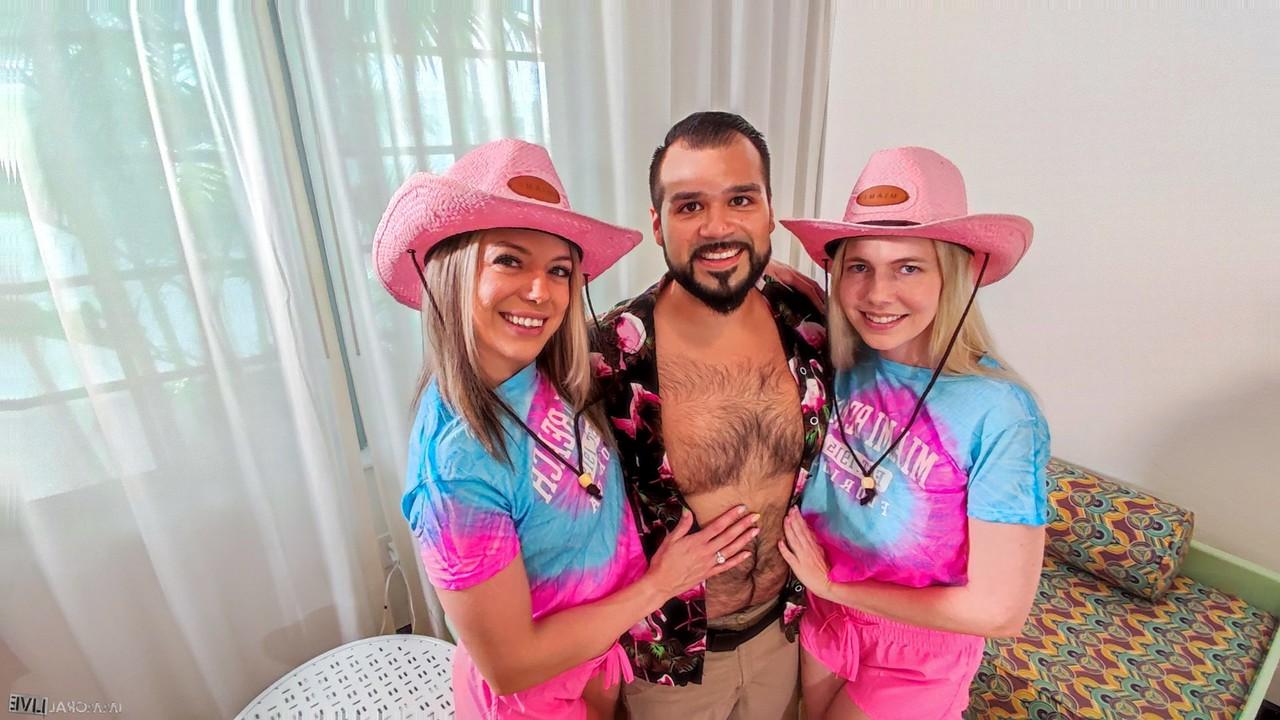 20P Duas adolescentes loiras com bundas grandes comem um pau e levam em suas vulvas