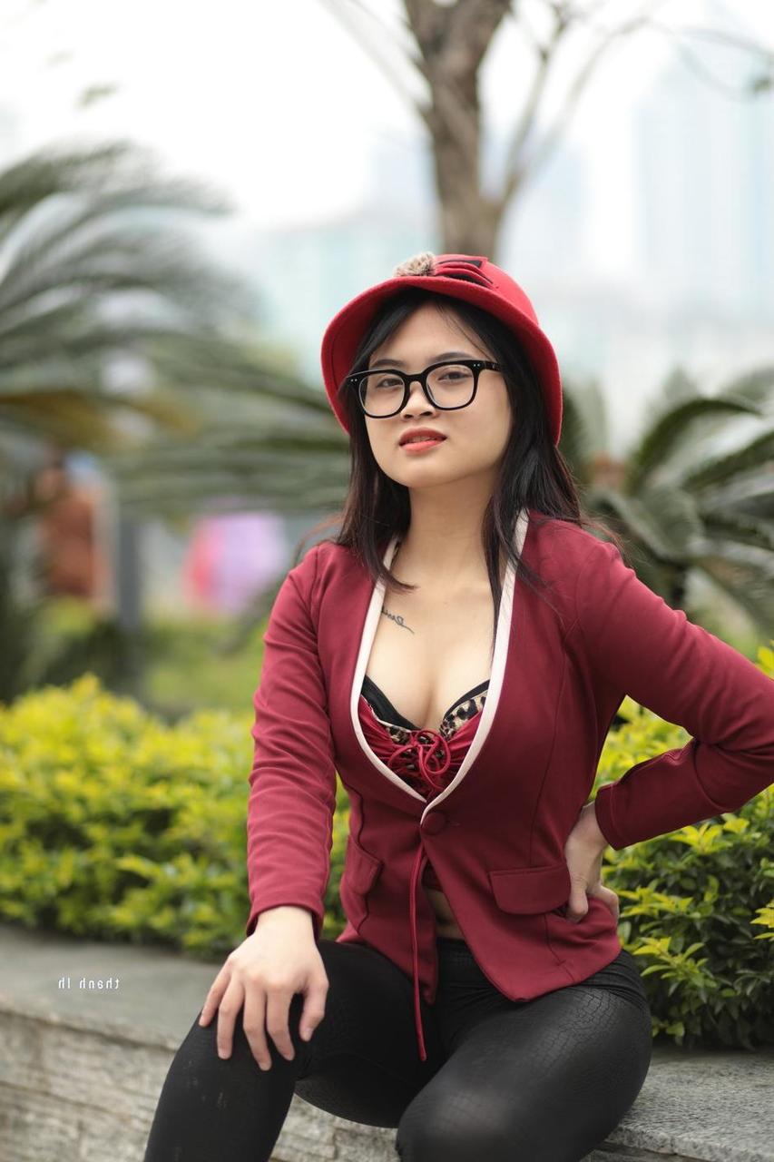 20P Julia Myle, petite asiatique, pose dans sa magnifique tenue en plein air.