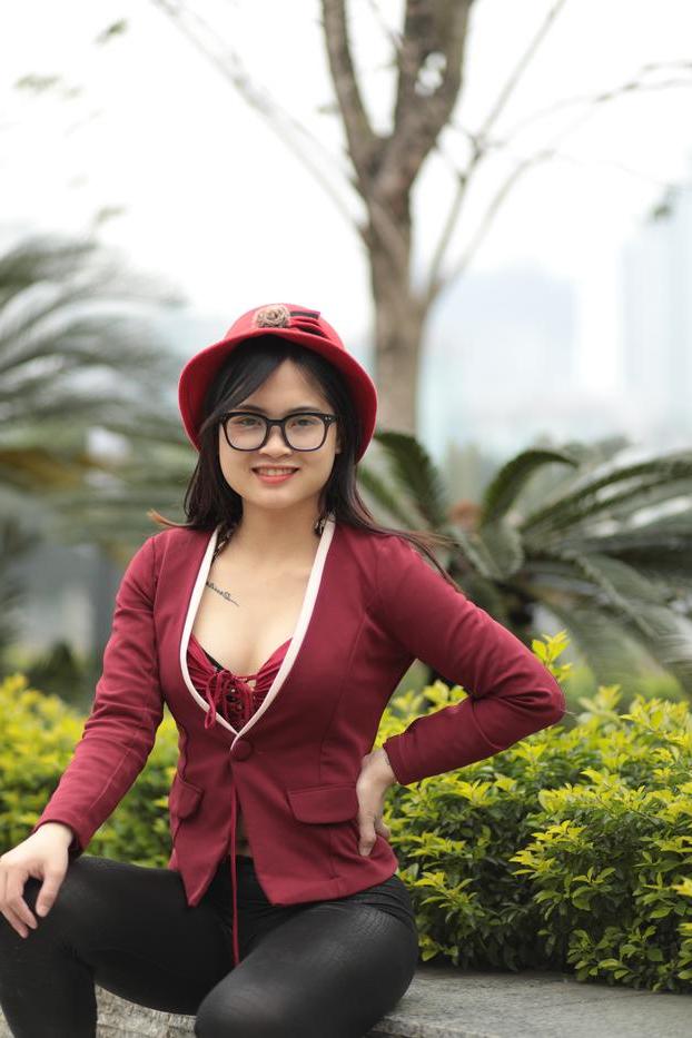 20P Julia Myle, petite asiatique, pose dans sa magnifique tenue en plein air.
