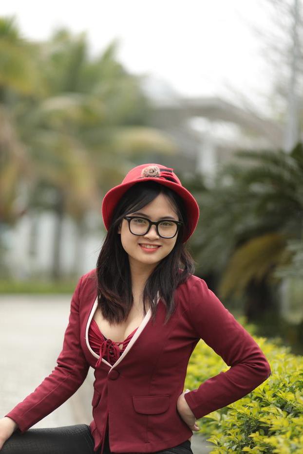 20P Julia Myle, petite asiatique, pose dans sa magnifique tenue en plein air.