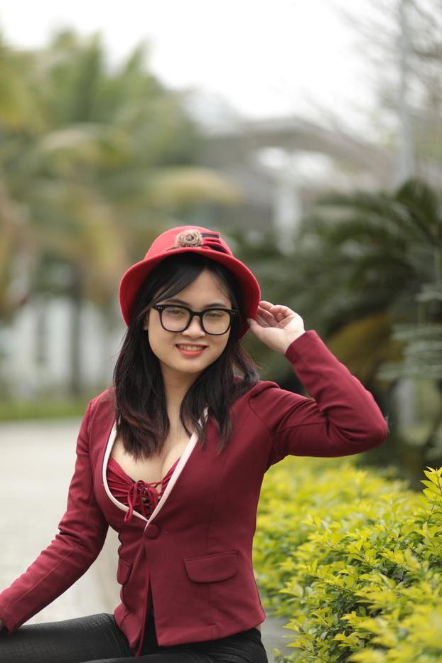 20P Julia Myle, petite asiatique, pose dans sa magnifique tenue en plein air.
