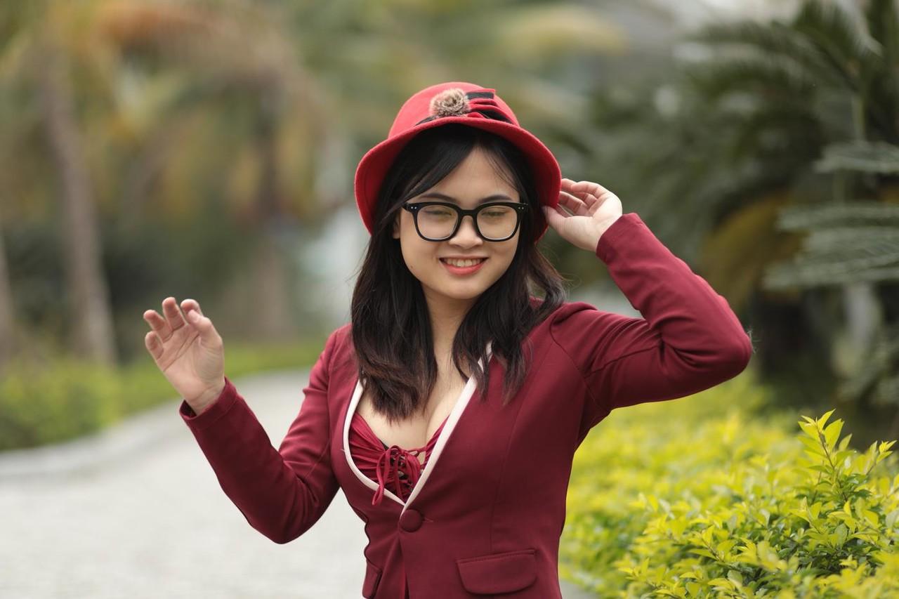 20P Julia Myle, petite asiatique, pose dans sa magnifique tenue en plein air.