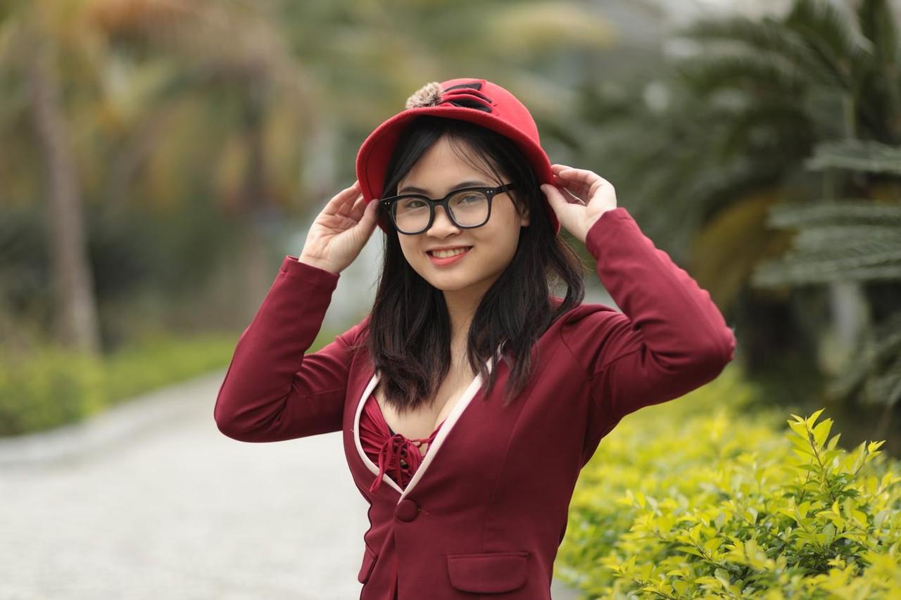20P Julia Myle, petite asiatique, pose dans sa magnifique tenue en plein air.