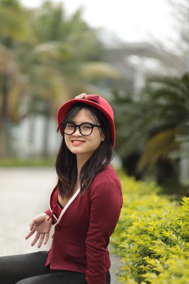 20P Julia Myle, petite asiatique, pose dans sa magnifique tenue en plein air.