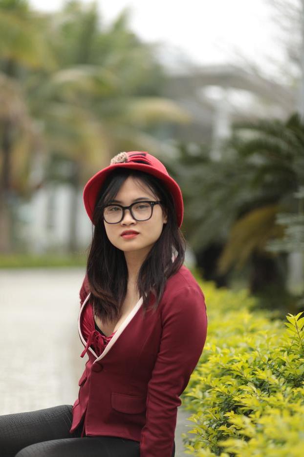 20P Julia Myle, petite asiatique, pose dans sa magnifique tenue en plein air.