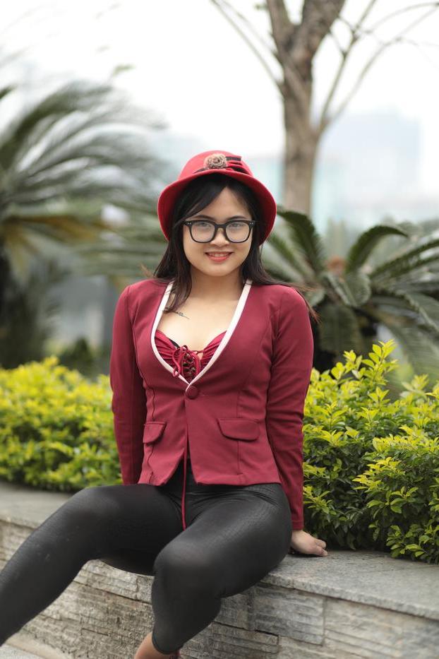 20P Julia Myle, petite asiatique, pose dans sa magnifique tenue en plein air.