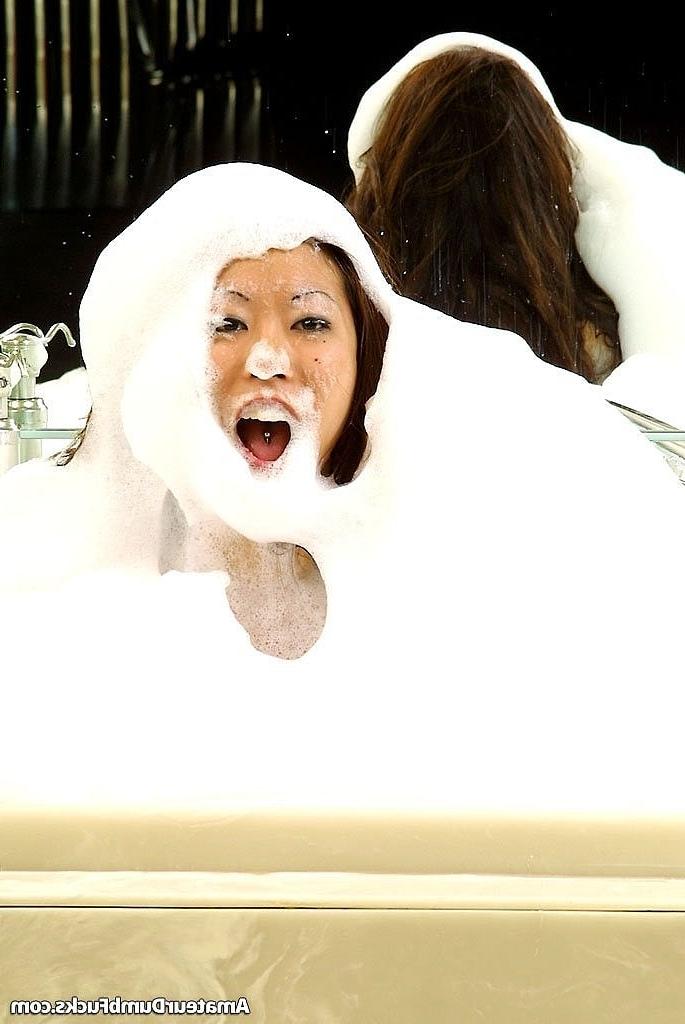20P La jeune asiatique Ayako Tamura laisse tomber sa serviette et se rase la chatte pendant un bain moussant.