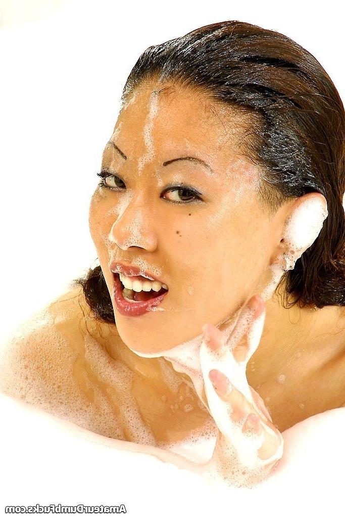 20P La jeune asiatique Ayako Tamura laisse tomber sa serviette et se rase la chatte pendant un bain moussant.