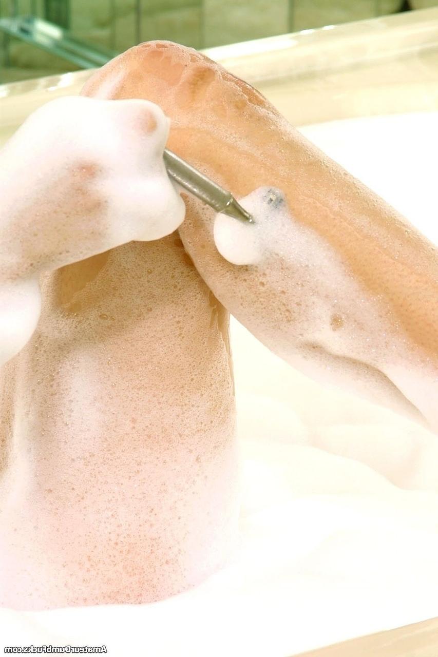 20P La jeune asiatique Ayako Tamura laisse tomber sa serviette et se rase la chatte pendant un bain moussant.