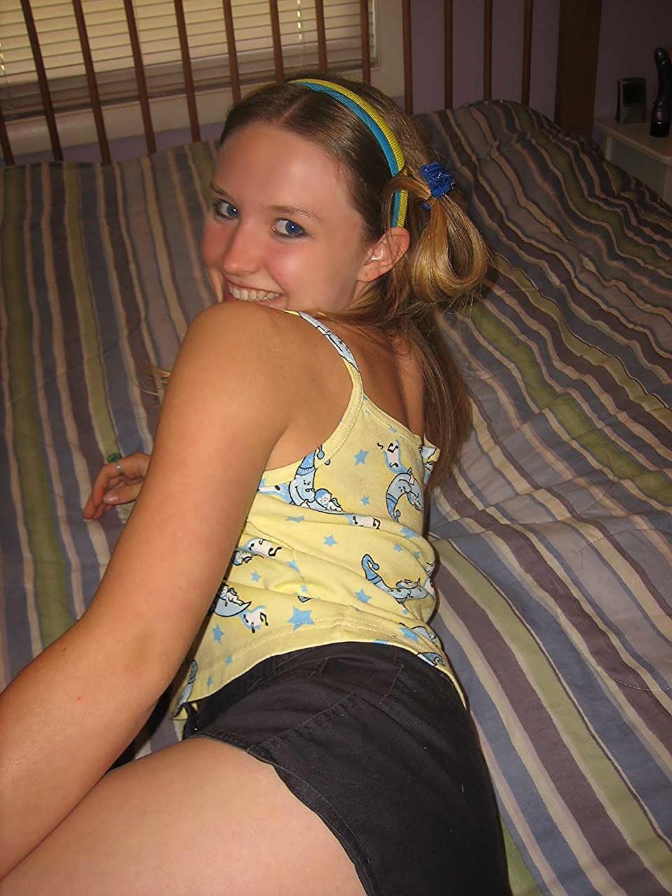 20P A fofa MILF Kitty tira o short e a calcinha antes de brincar com seus buracos