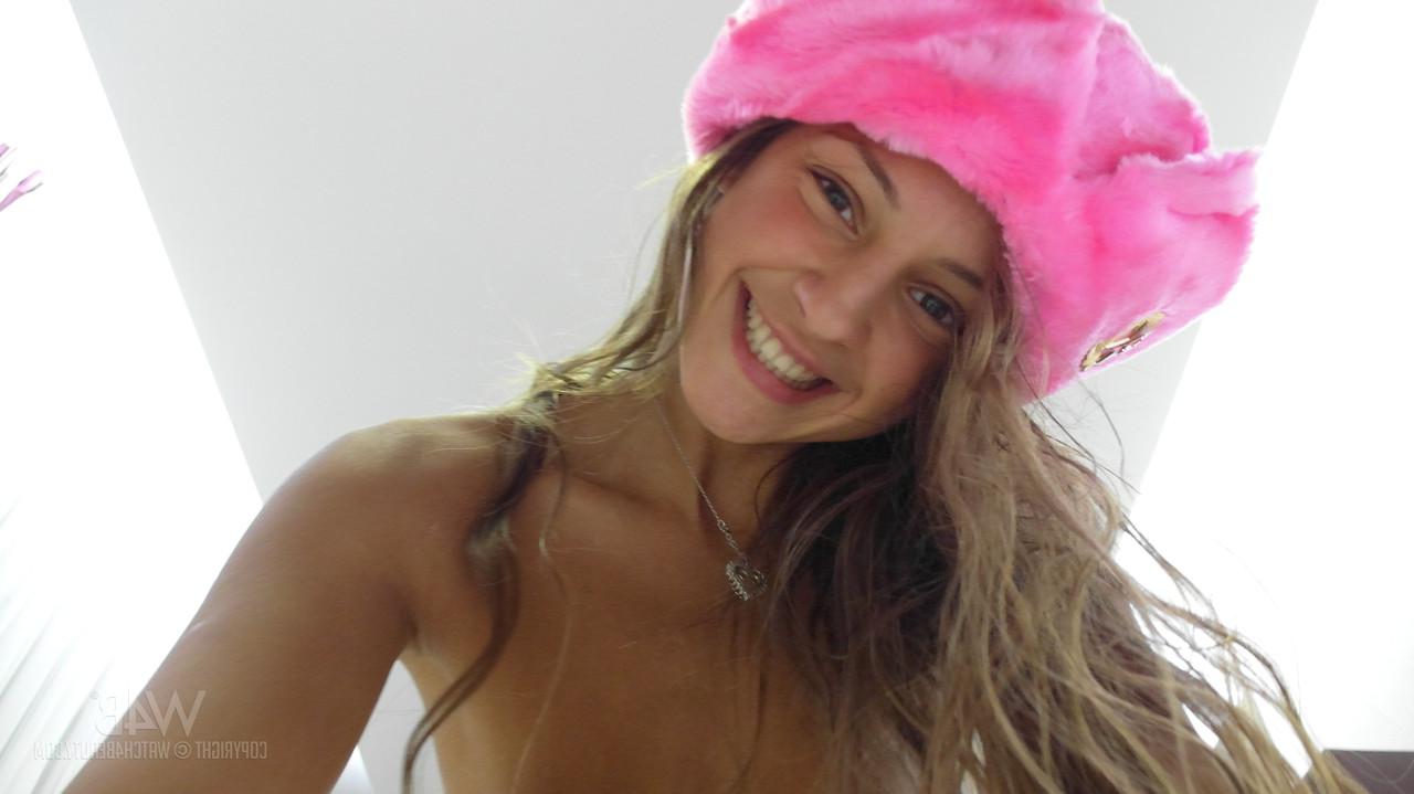 17P Maria, une jolie jeune aux cheveux bruns, révèle son cul incroyable et pose.