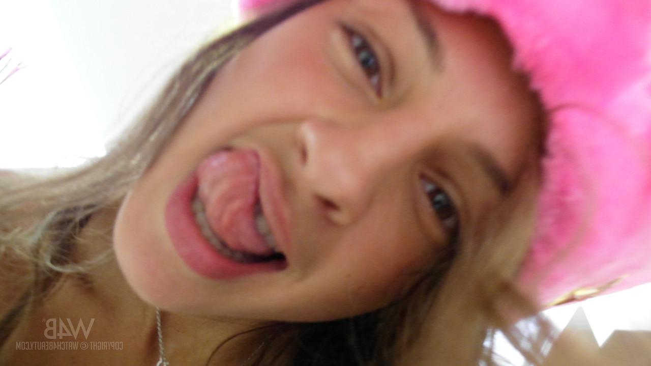 17P Maria, une jolie jeune aux cheveux bruns, révèle son cul incroyable et pose.