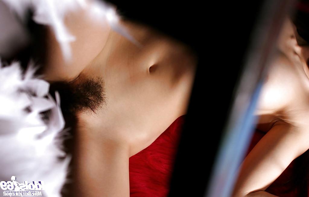 15P Seira Narumi, une asiatique sexy, dévoile ses courbes tentantes.