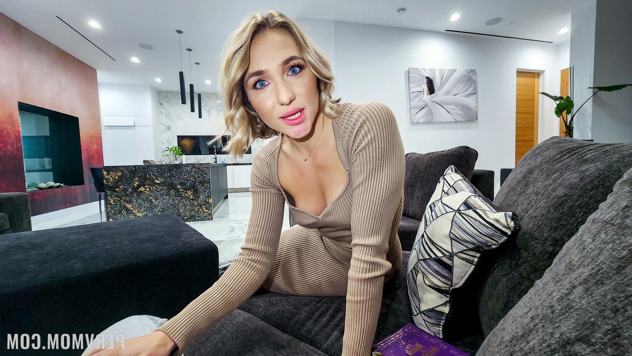 20P La madre cachonda Jeny B disfruta del sexo anal y vaginal en POV con su hijastro