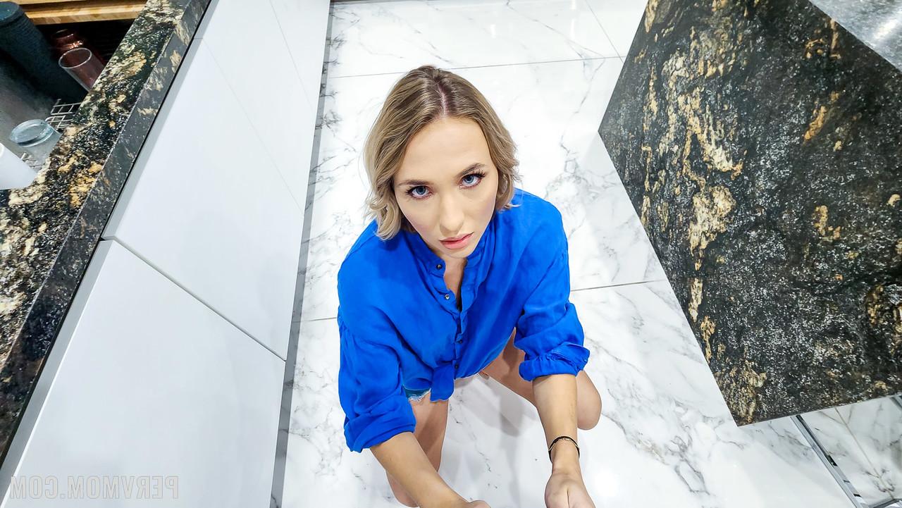 20P La madre cachonda Jeny B disfruta del sexo anal y vaginal en POV con su hijastro