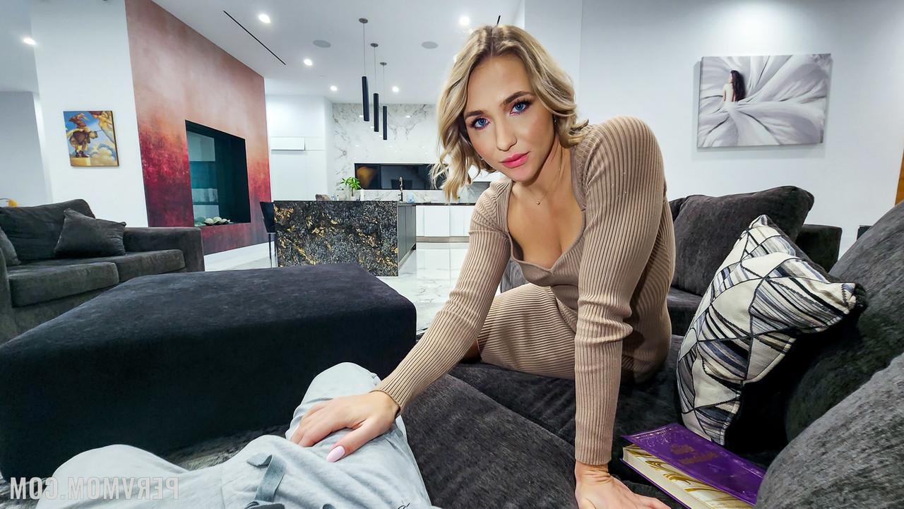 20P La madre cachonda Jeny B disfruta del sexo anal y vaginal en POV con su hijastro