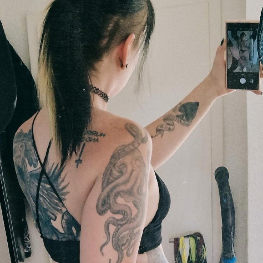 16P Wunderschönes tätowiertes Luder zeigt seinen heißen Arsch in Höschen und Strümpfen