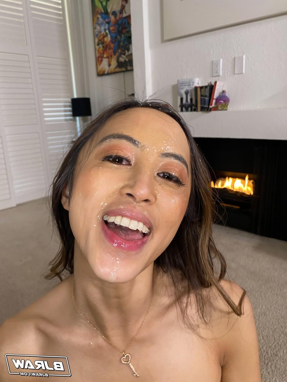 20P Petite gostosa Alexia Anders come porra enquanto dá um POV rimjob e boquete