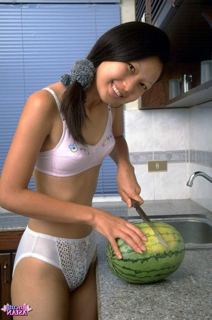 16P Petite fille asiatique écarte sa chatte serrée après avoir mangé de la pastèque