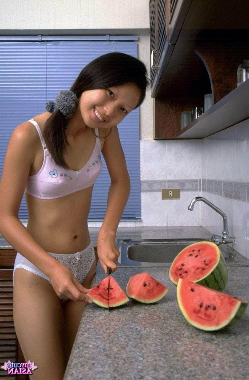 16P Petite fille asiatique écarte sa chatte serrée après avoir mangé de la pastèque