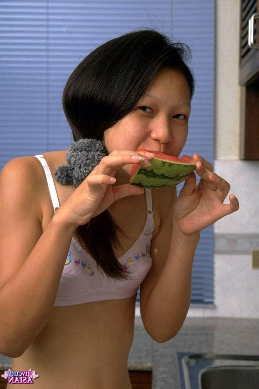 16P Petite fille asiatique écarte sa chatte serrée après avoir mangé de la pastèque