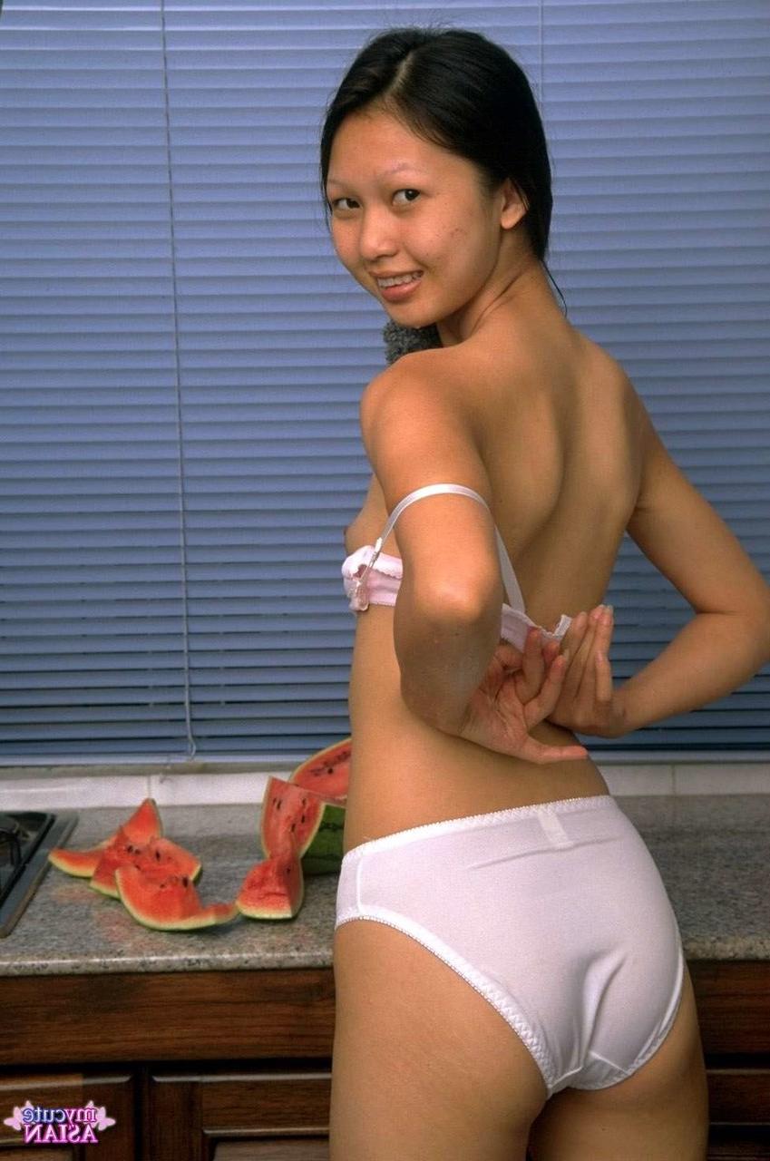 16P Petite fille asiatique écarte sa chatte serrée après avoir mangé de la pastèque