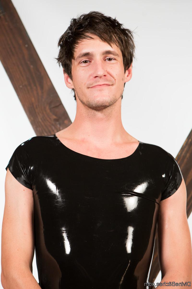 20P Latex-clad femdom Helena Locke pegs her slave and makes him worship her feet