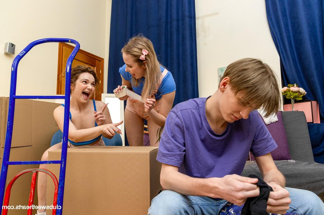 20P Dois adolescentes magros e excitados seduzem seu colega de quarto e compartilham seu pau