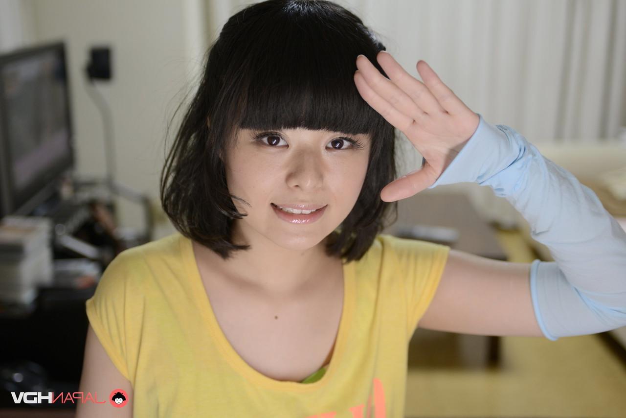 15P A linda garota asiática Shimazaki Rika fica nua em um sofá enquanto usa meias
