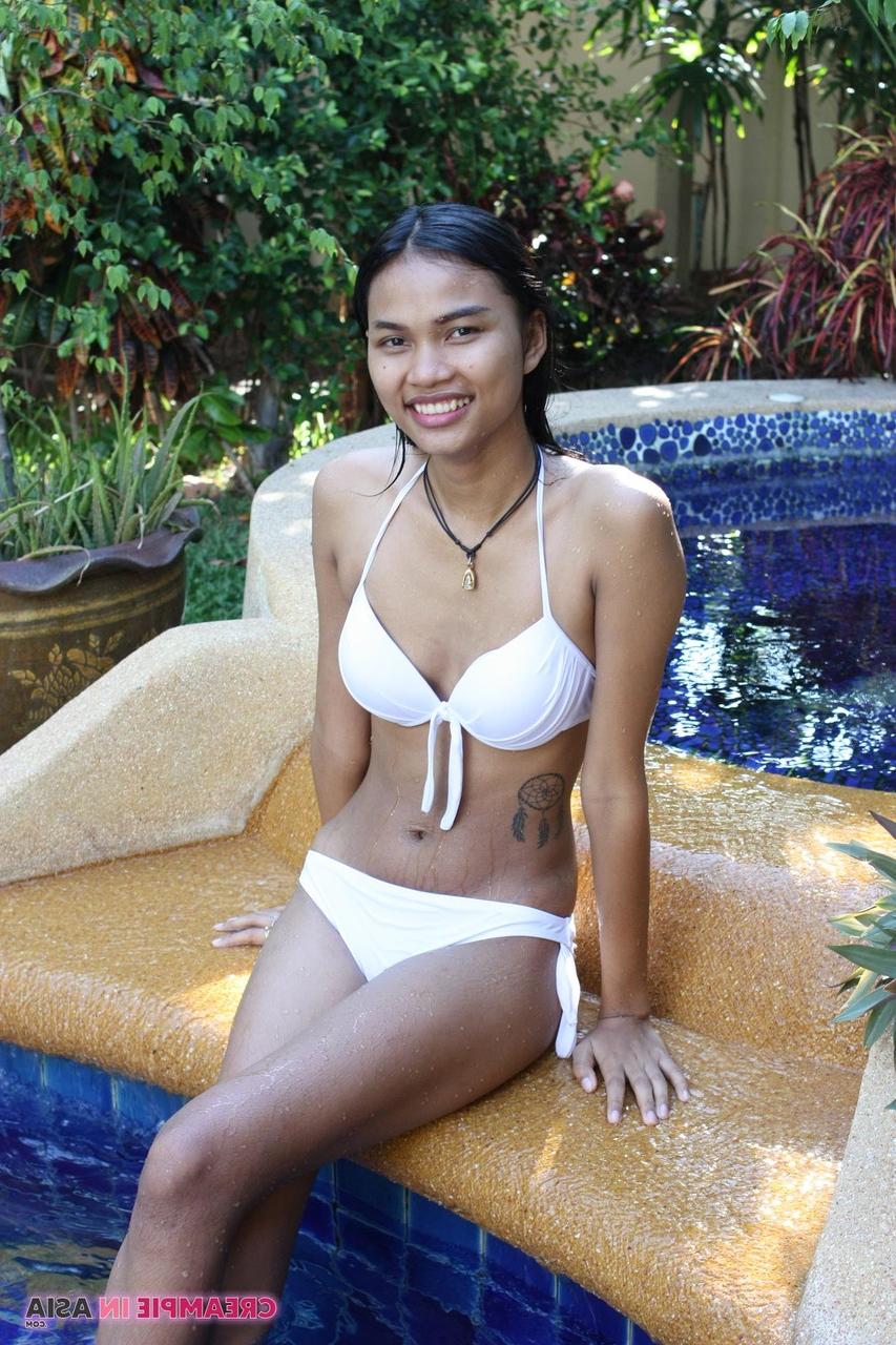 20P La impresionante asiática May se quita los jeans y posa en bikini en la piscina