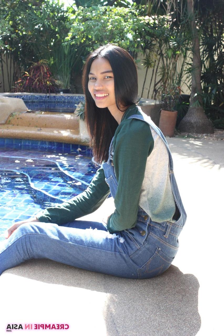 20P La impresionante asiática May se quita los jeans y posa en bikini en la piscina