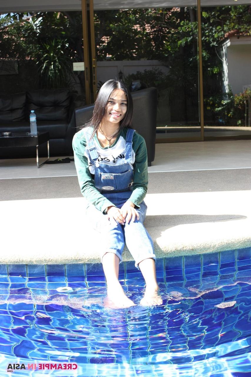20P La impresionante asiática May se quita los jeans y posa en bikini en la piscina