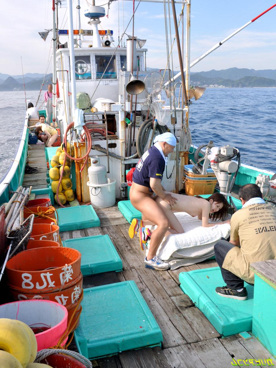 9P Juguetonas bellezas japonesas folladas por todos sus agujeros en un barco de pesca