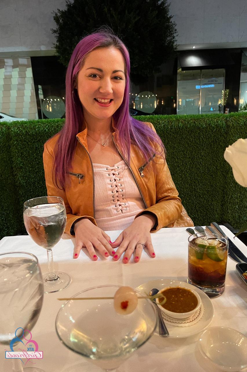 20P A amadora de cabelos roxos Lily Adams mostra seus peitos minúsculos e abre seus buracos