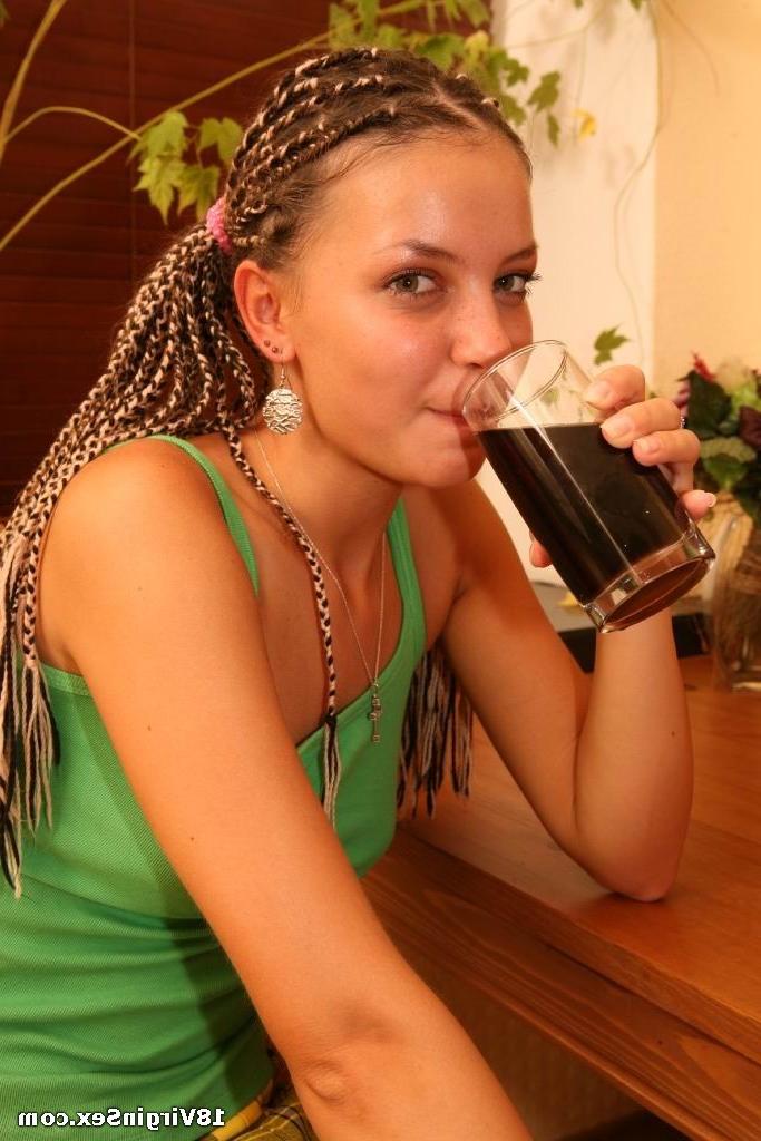 16P Vika, de 18 anos, bebe uma bebida mista antes de perder a virgindade