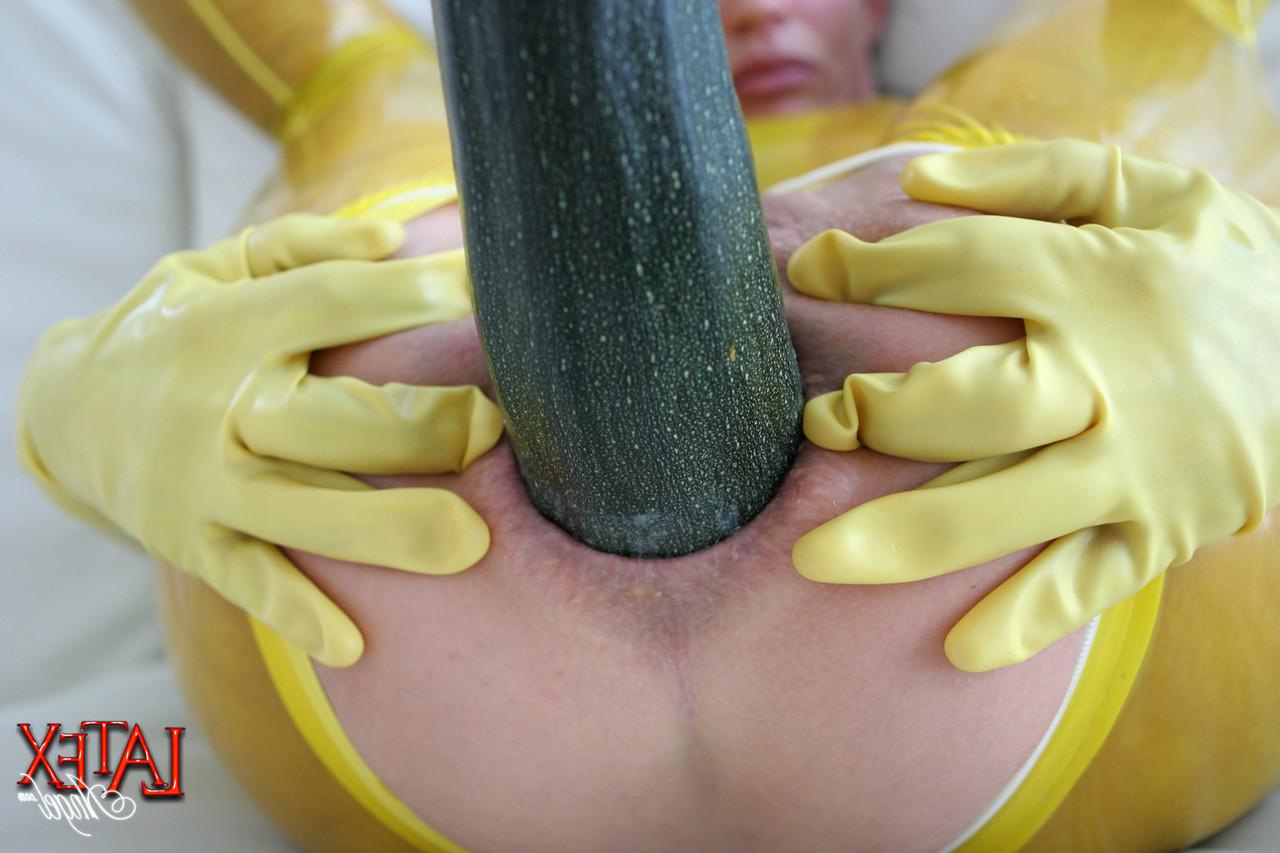 15P Chica morena muestra su ano abierto después de una inserción vegetal