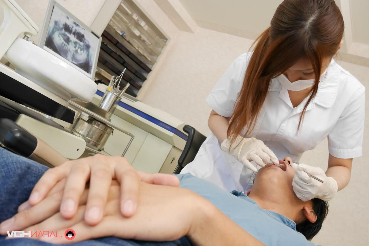 15P Die vollbusige japanische Zahnärztin Yume Mizuki bekommt beim Sex am Arbeitsplatz einen Creampie