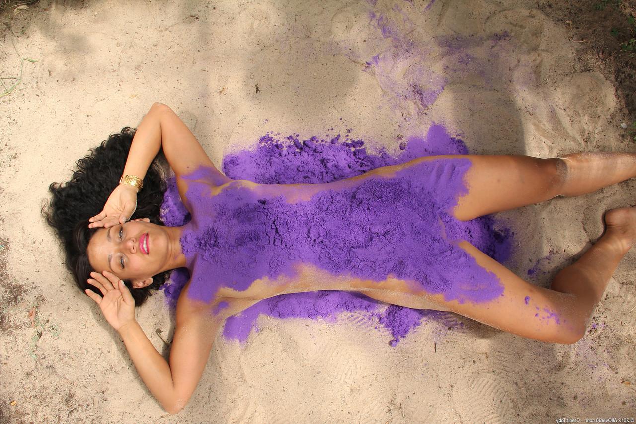 20P La traviesa MILF Liza Rene muestra su coño recortado mientras se ducha al aire libre