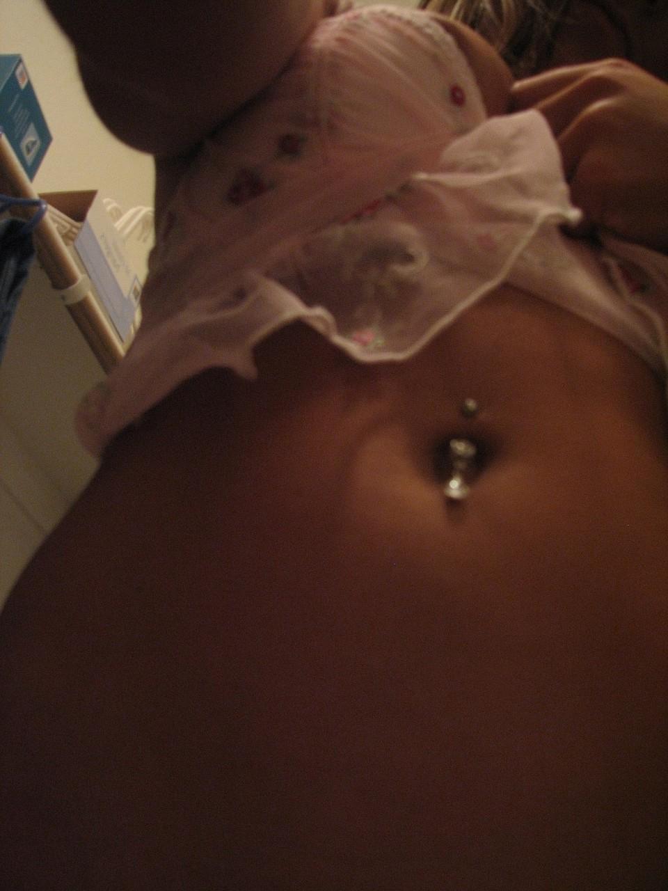 20P A adolescente amadora Melissa exibe seus incríveis peitos grandes e piercing na barriga