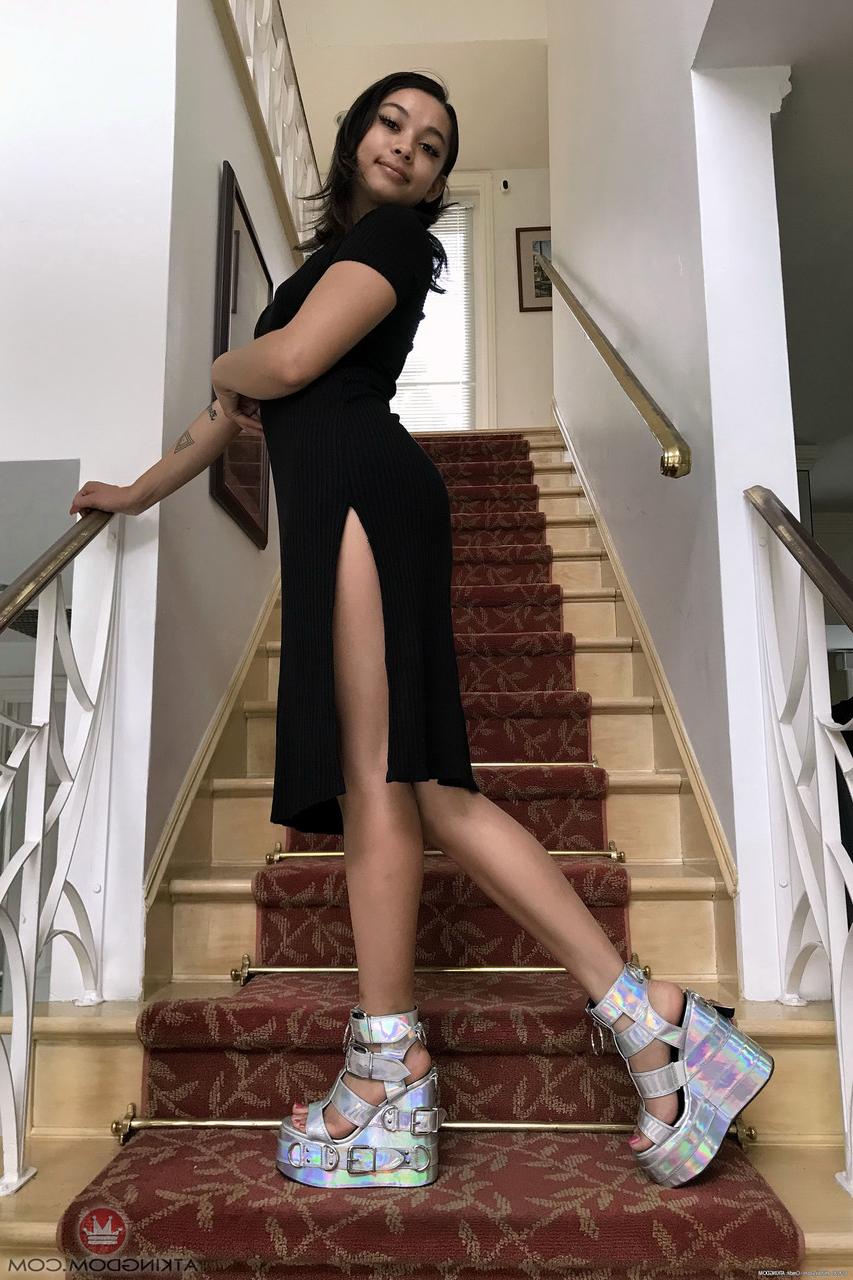 20P A linda adolescente Iris Ivy exibe seus dedos sensuais e sua buceta asiática de perto
