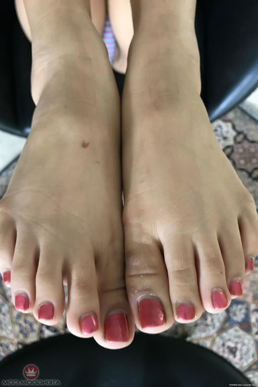 20P A linda adolescente Iris Ivy exibe seus dedos sensuais e sua buceta asiática de perto
