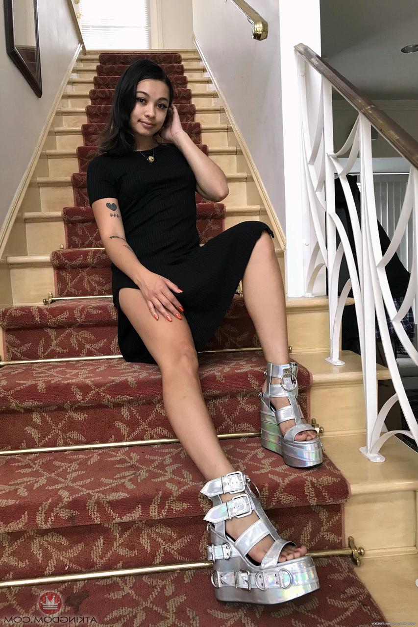 20P A linda adolescente Iris Ivy exibe seus dedos sensuais e sua buceta asiática de perto