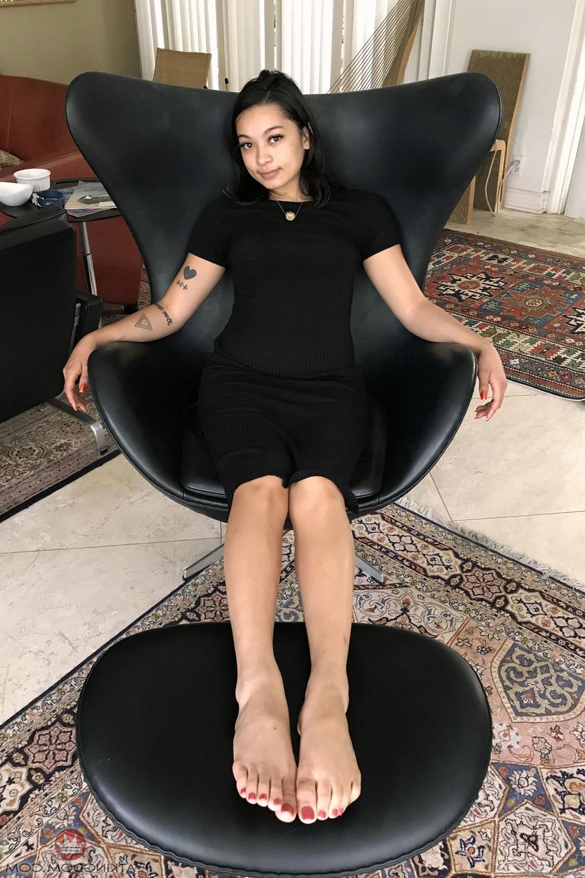 20P A linda adolescente Iris Ivy exibe seus dedos sensuais e sua buceta asiática de perto
