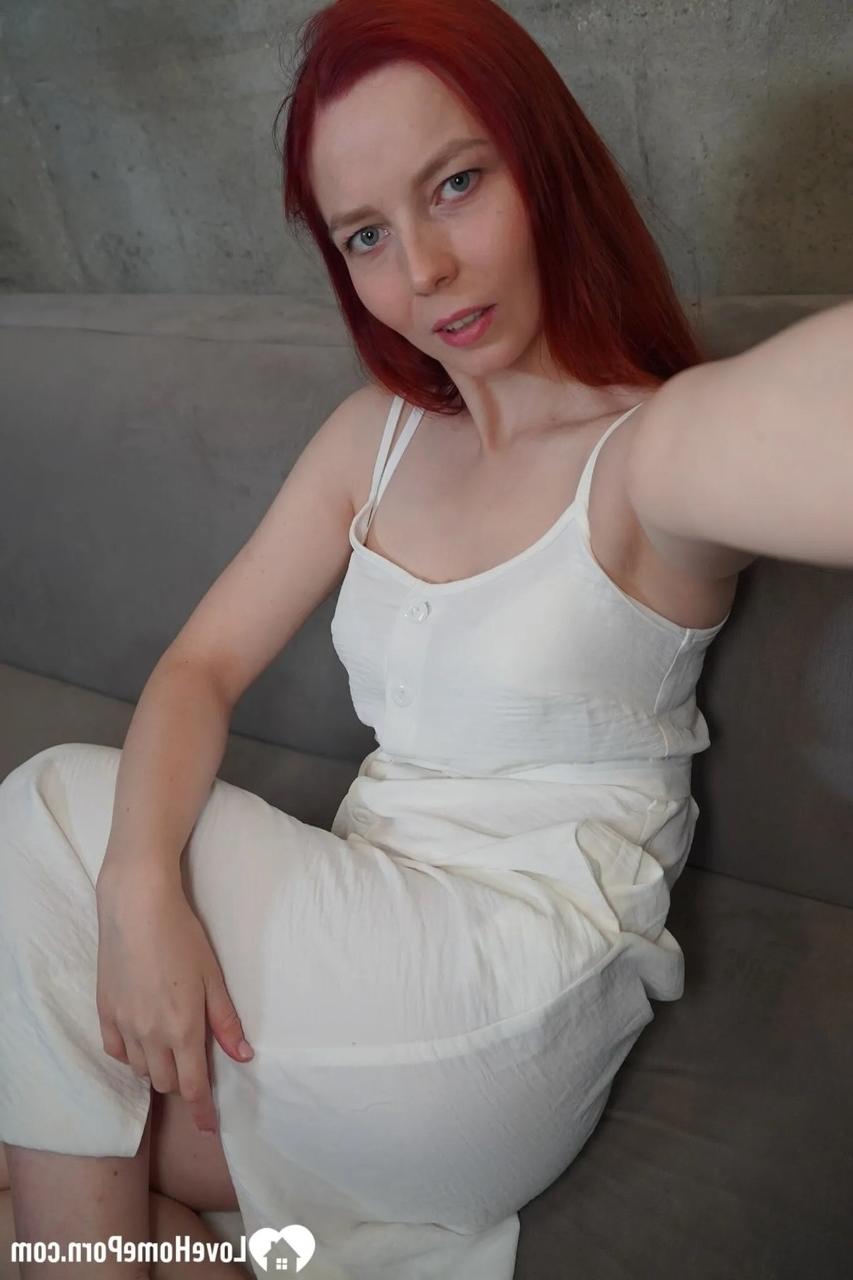 15P Une belle rousse montre ses petits seins dans une compilation de selfies torride