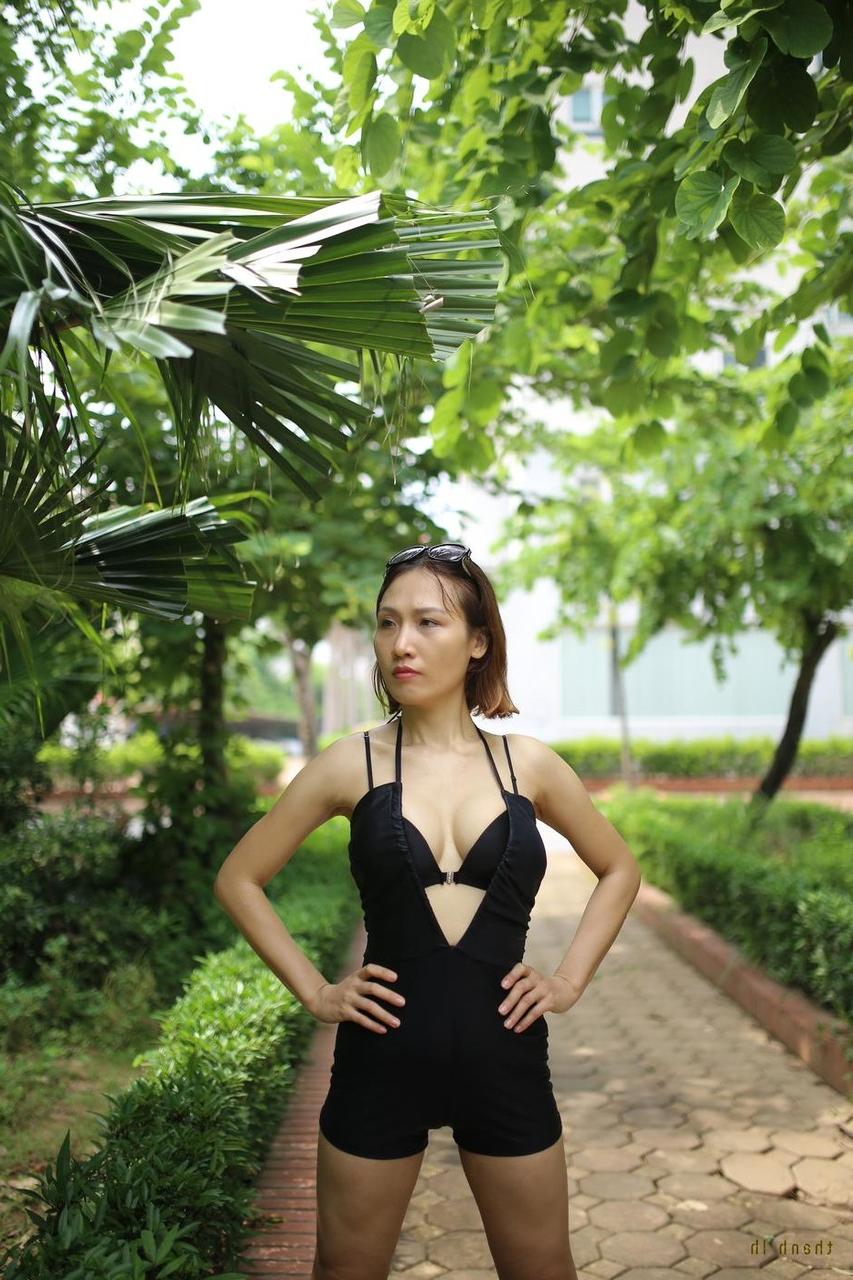 20P Linda garota asiática mostra seu corpo pequeno vestindo uma roupa preta sexy