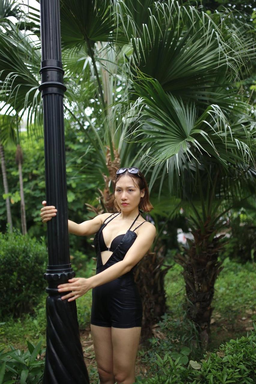 20P Linda garota asiática mostra seu corpo pequeno vestindo uma roupa preta sexy