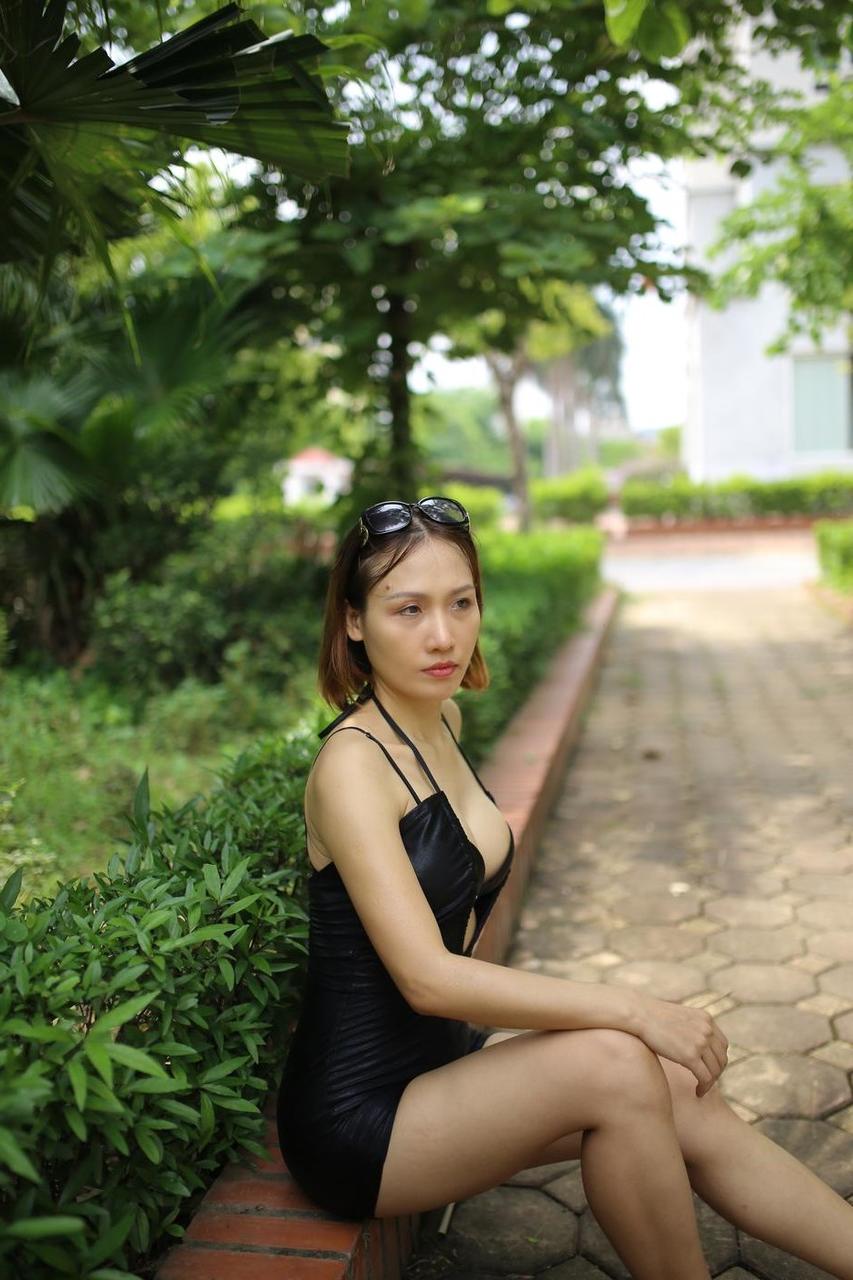 20P Linda garota asiática mostra seu corpo pequeno vestindo uma roupa preta sexy