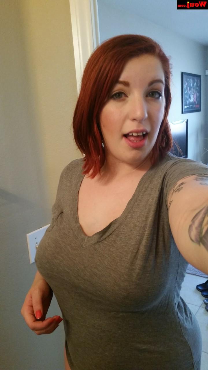 15P La caliente amateur WouJ se burla de su escote y cubre sus grandes tetas para selfies