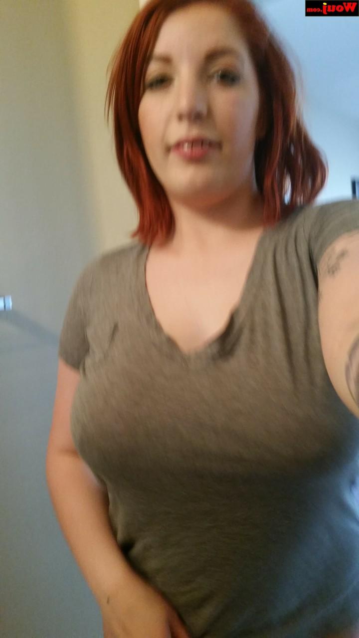 15P La caliente amateur WouJ se burla de su escote y cubre sus grandes tetas para selfies